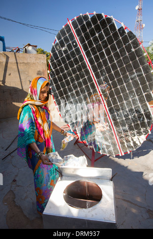 Le donne la costruzione di fornelli solari al Barefoot College a Tilonia, Rajasthan, India. Foto Stock