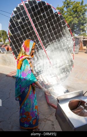 Le donne la costruzione di fornelli solari al Barefoot College a Tilonia, Rajasthan, India. Foto Stock