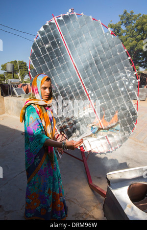 Le donne la costruzione di fornelli solari al Barefoot College a Tilonia, Rajasthan, India. Foto Stock