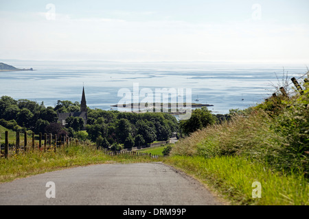 Vista sud oltre a Millport e del Firth of Clyde dalla collina di Gladstone sull'isola di Great Cumbrae, North Ayrshire, in Scozia, Regno Unito Foto Stock