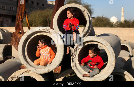 La striscia di Gaza, Territori palestinesi. 29 gen 2014. Bambini palestinesi giocare con tubazioni in calcestruzzo di Gaza City, il 29 gennaio 2014. Credito: Majdi Fathi/NurPhoto/ZUMAPRESS.com/Alamy Live News Foto Stock