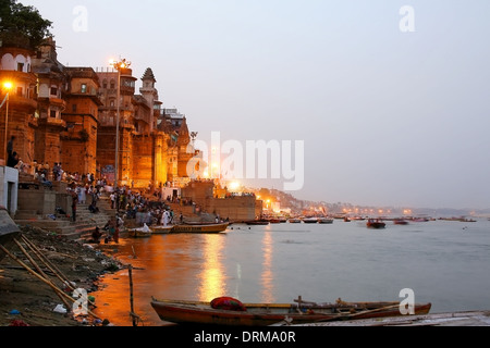 VARANASI, INDIA - Maggio 2013: scena quotidiana dal fiume Gange Foto Stock