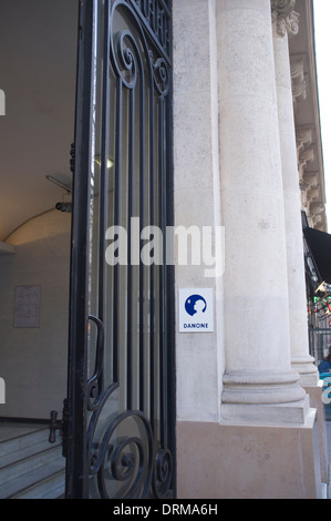 Segnaletica modesti per il capo ufficio di Danone in Boulevard Haussmann Paris, Francia Foto Stock