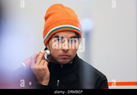 Jerez de la Frontera, Spagna meridionale. 29 gen 2014. Mexican driver di Formula Uno Sergio Perez della Force India si prepara per la sessione di allenamento per il prossimo campionato di Formula Uno Stagione presso la pista di Jerez a Jerez de la Frontera, Spagna meridionale, 29 gennaio 2014. Foto: Jens Buettner/dpa/Alamy Live News Foto Stock