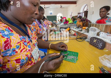 Le donne su un workshop solare, imparare a fare lanters solare al Barefoot College a Tilonia, Rajasthan, India. Foto Stock