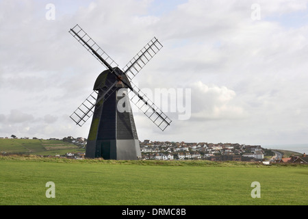 Mulino a vento sulle scogliere di villaggio di Rottingdean vicino a Brighton in East Sussex. In Inghilterra. Foto Stock