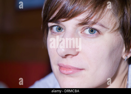 Ritratto di un sorridente giovane donna Foto Stock