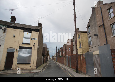 Case abbandonate su Gilman Street, dove il Liverpool Football Club hanno comprato proprietà per espandere il cavalletto principale, Anfield. Foto Stock