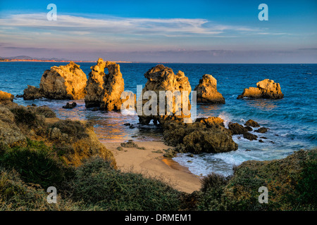 Il Portogallo, Algarve formazioni rocciose su una piccola spiaggia nei pressi di Albufeira nella luce della sera Foto Stock