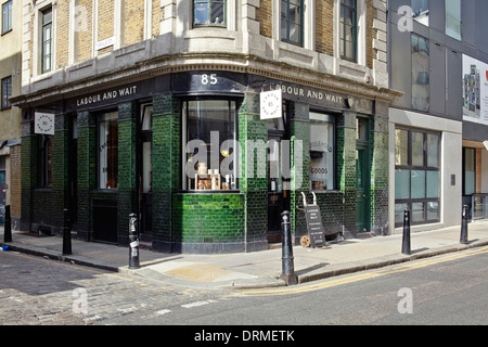 Lavoro e attendere shop in Shoreditch, E1 di Londra Foto Stock