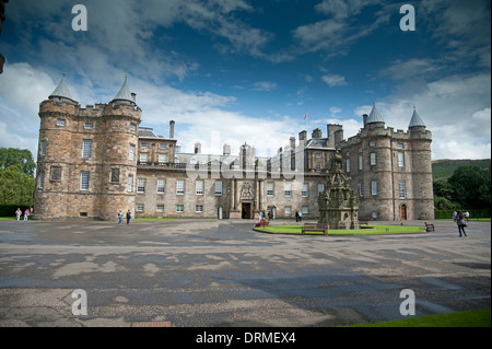 La parte anteriore del Palazzo di Holyrood rivolta verso il Royal Mile di Edimburgo di EST. SCO 9291. Foto Stock