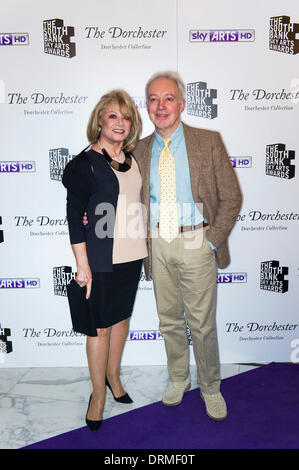 Elaine Paige e Nickolas grazia presso il South Bank Sky Arts awards a Dorchester Hotel il 27 gennaio 2014 a Londra, Inghilterra. Foto Stock