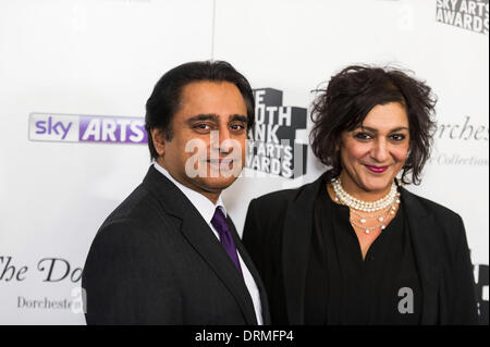 Sanjeev Bhaskar e Meera Syal presso il South Bank Sky Arts awards a Dorchester Hotel il 27 gennaio 2014 a Londra, Inghilterra. Foto Stock