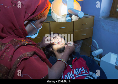 Un dentista a piedi nudi, chi è addestrato per eseguire le attività fondamentali di odontoiatria presso il Barefoot College a Tilonia, Rajasthan, India. Foto Stock