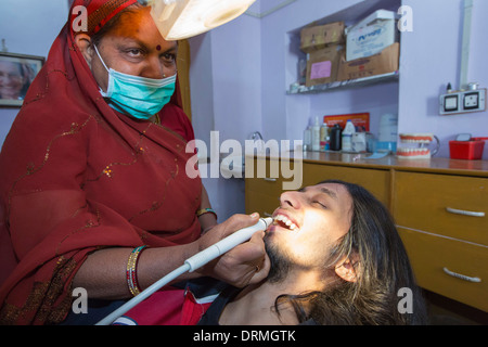 Un dentista a piedi nudi, chi è addestrato per eseguire le attività fondamentali di odontoiatria presso il Barefoot College a Tilonia, Rajasthan, India. Foto Stock