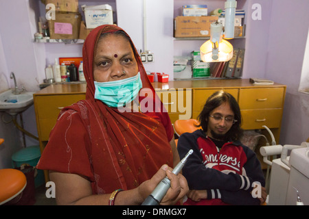 Un dentista a piedi nudi, chi è addestrato per eseguire le attività fondamentali di odontoiatria presso il Barefoot College a Tilonia, Rajasthan, India. Foto Stock