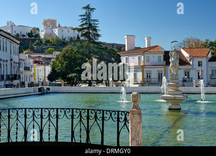 Il Portogallo, l'Alentejo, Estremoz, il lago do Gadanha fontana con la statua del Grim Reaper (un Gadanha) Foto Stock