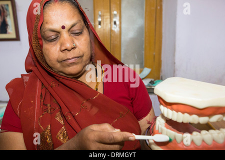 Un dentista a piedi nudi, chi è addestrato per eseguire le attività fondamentali di odontoiatria presso il Barefoot College a Tilonia, Rajasthan, India. Foto Stock