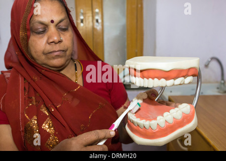 Un dentista a piedi nudi, chi è addestrato per eseguire le attività fondamentali di odontoiatria presso il Barefoot College a Tilonia, Rajasthan, India. Foto Stock