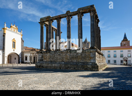 Il Portogallo, l'Alentejo Évora. Il tempio romano di Diana e la Pousada Dos Loios Foto Stock