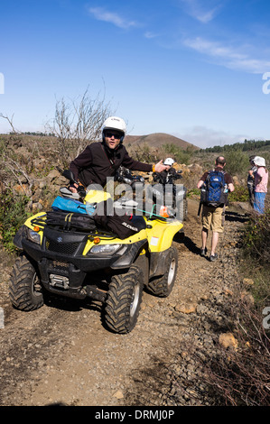 Quad bike off road tour si riunisce con i camminatori su di una pista in Santiago del Teide Tenerife, Isole Canarie, Spagna Foto Stock