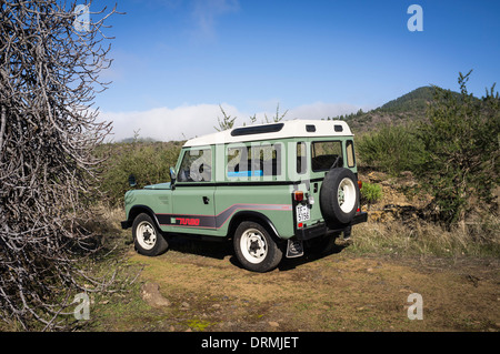 Land Rover Santana parcheggiata in una zona rurale di Santiago del Teide Tenerife, Isole canarie, Spagna. Foto Stock