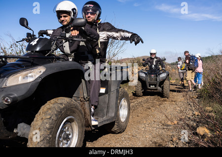 Quad bike off road tour si riunisce con i camminatori su di una pista in Santiago del Teide Tenerife, Isole Canarie, Spagna Foto Stock