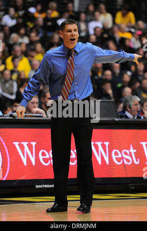 Wichita, Kansas, Stati Uniti d'America. 28 gen 2014. 28 gennaio 2014: Loyola (Il) Ramblers head coach Porter Moser reagisce a un gioco durante il NCAA pallacanestro tra la Loyola Ramblers e Wichita State Shockers a Charles Koch Arena di Wichita, Kansas. Kendall Shaw/CSM/Alamy Live News Foto Stock