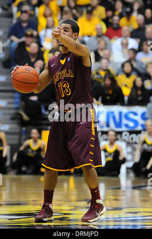 Wichita, Kansas, Stati Uniti d'America. 28 gen 2014. 28 gennaio 2014: Loyola (Il) Ramblers guardia Dokubo Londra (13) imposta il gioco durante il NCAA pallacanestro tra la Loyola Ramblers e Wichita State Shockers a Charles Koch Arena di Wichita, Kansas. Kendall Shaw/CSM/Alamy Live News Foto Stock