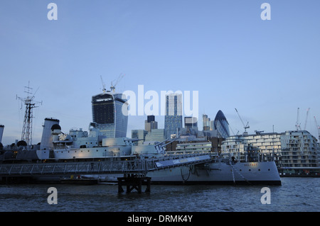 Il fiume Tamigi al crepuscolo con HMS Belfast e la città di Londra Londra Inghilterra Foto Stock