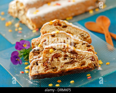 Torta di marzapane con uvetta (Stollen). Ricetta disponibile. Foto Stock