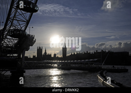 Il London Eye Tamigi e le case del Parlamento con il Big Ben e Westminster Bridge London Inghilterra England Foto Stock