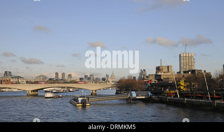 Vista lungo il Tamigi verso Waterloo Bridge e il terrapieno verso la città di Londra London Inghilterra England Foto Stock