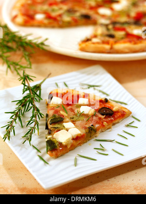 Pizza mediterranea. Ricetta disponibile. Foto Stock