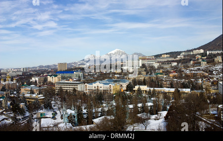 Vista sul resort di piacere Pyatigorsk e montagna Beshtau, Caucaso settentrionale, Russia Foto Stock