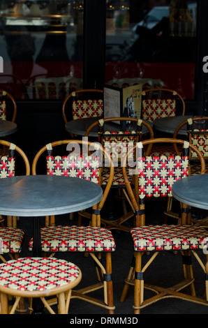 Terrazza vuota con il tipico stile parigino e i tavoli e le sedie. Parigi, Francia. Foto Stock