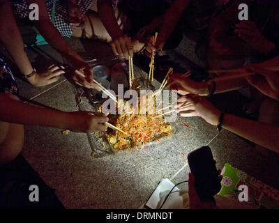 Singapore,29 gennaio 2014. Tossing tradizionale di cibo durante il nuovo anno cinese fiume Hongbao festival presso il Marina Bay piattaforma galleggiante. Credito: Julio Etchart/Alamy Live News Foto Stock