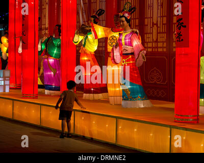 Singapore,29 gennaio 2014. Anno Nuovo Cinese Fiume Hongbao festival presso il Marina Bay piattaforma galleggiante Credito: Julio Etchart/Alamy Live News Foto Stock