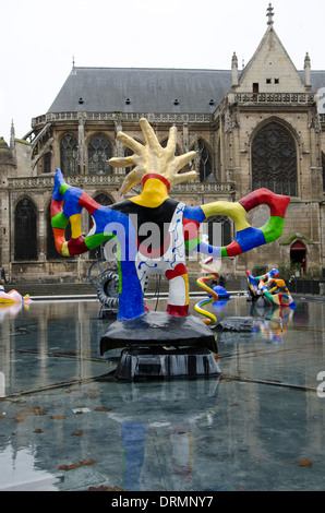 La scultura, parte della Fontana Stravinsky, Centro Georges Pompidou. St Merry chiesa, Paris, Francia. Foto Stock