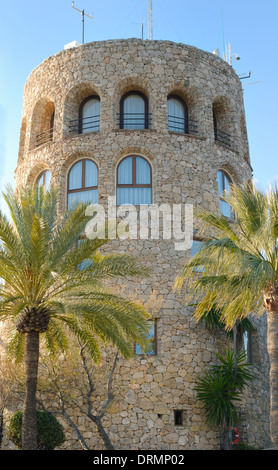 Torre di avvistamento a Puerto Banus, una marina si trova a Marbella, Andalusia, Spagna Foto Stock