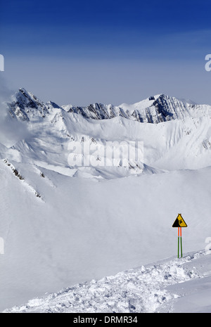 Avvertenza cantare sul pendio di neve a Nizza il giorno sun. Montagne del Caucaso, Georgia, stazione sciistica Gudauri Foto Stock