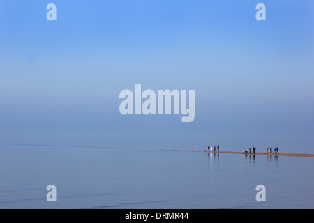 "La strada che conduce al mare fornendo un temporaneo lungomare naturale. Camminando sulle acque, Whitstable Kent Foto Stock