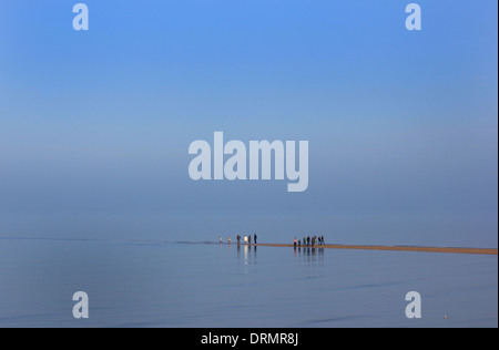 "La strada che conduce al mare fornendo un temporaneo lungomare naturale. Camminando sulle acque, Whitstable Kent Foto Stock