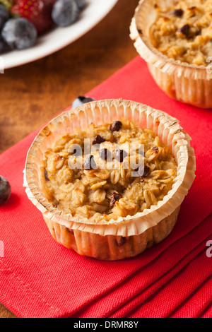 Colazione casalinga di farina di avena muffin con scaglie di cioccolato Foto Stock