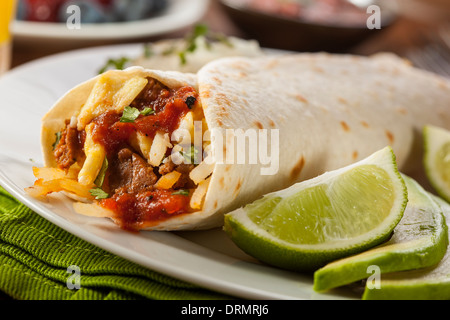 Il chorizo sostanziosa prima colazione burrito con uova, formaggio e Hashbrowns Foto Stock