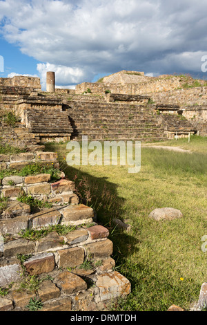 Monte Alban. Zapoteco Art. Piattaforma del nord. Foto Stock