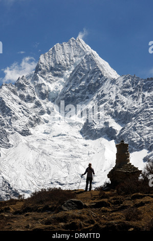 Un trekker in silhouette contro Thamserku vicino a Khumjung sul Campo Base Everest trek Foto Stock