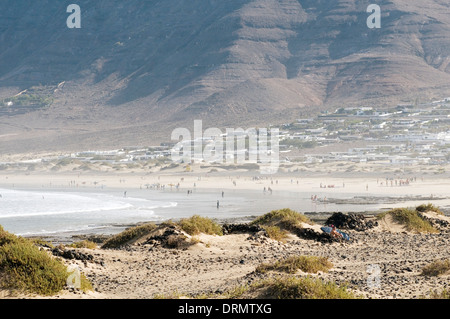 Playa famara lanzarote spiaggia spiagge isole canarie isola Canarie ampio spazio aperto di persone su big sky skies Foto Stock