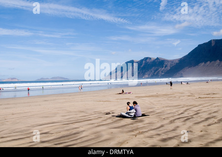 Playa famara lanzarote spiaggia spiagge isole canarie isola Canarie ampio spazio aperto di persone su big sky skies Foto Stock