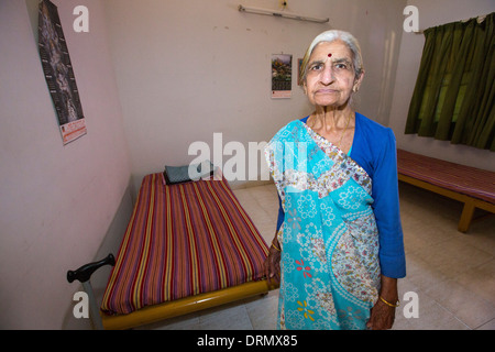 Un anziano residente nel vecchio folks home al Muni Seva Ashram in Goraj, nei pressi di Vadodara, India Foto Stock